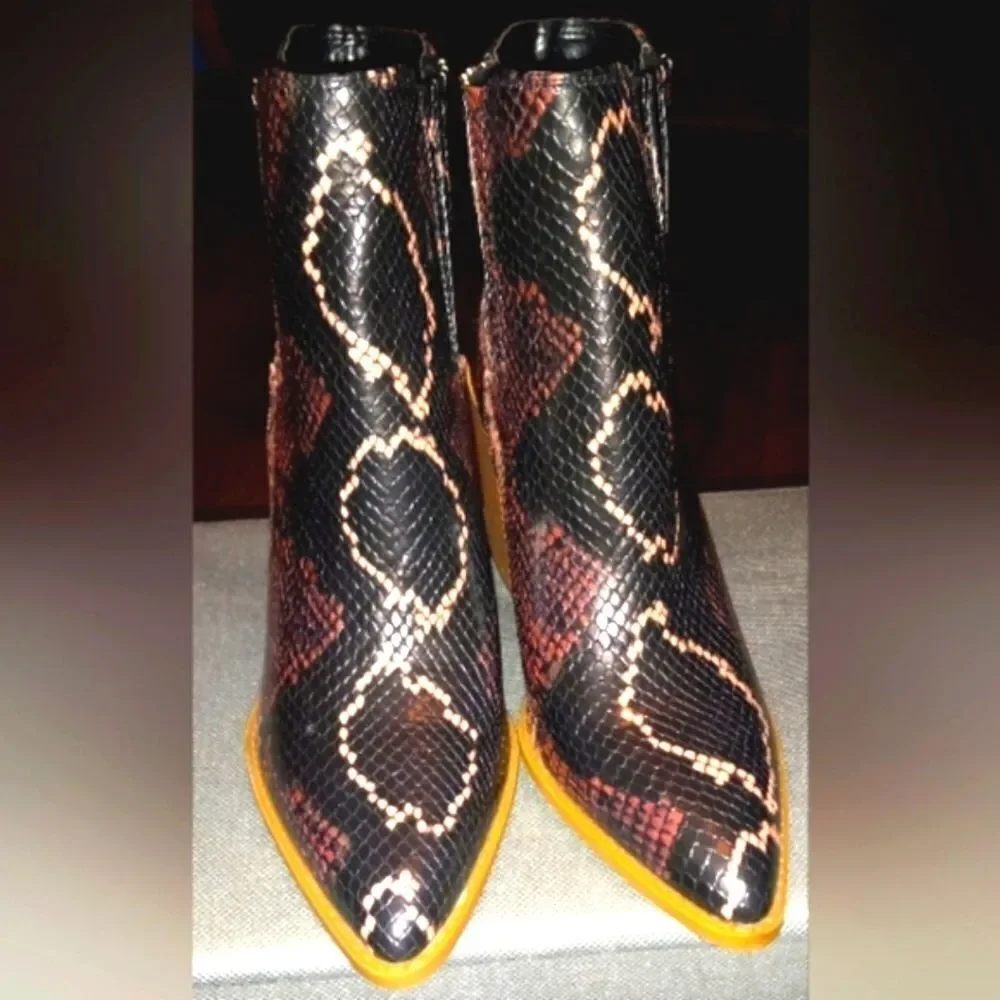 Ladies SNAKE SKIN MULTICOLOR BEAUTIFUL LADIES BOOTS SZ 6